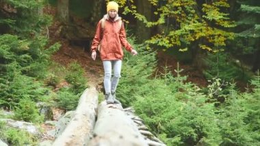 İnce kız ormanda bir dağ nehir aracılığıyla oturum boyunca yürüyüş. Turizm Caucasus yedekte. Kameranın doğru gider