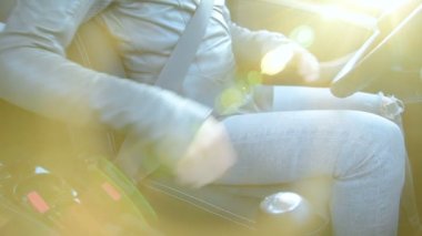 Yakın çekim eylem kız olay yerinde geldikten sonra emniyet kemeri arabada unfastens. Güvenli sürüş kavramı