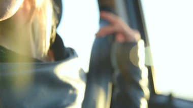 Yakın çekim eylem kız olay yerinde geldikten sonra emniyet kemeri arabada unfastens. Güvenli sürüş kavramı.