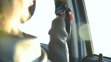 Eylem kız Close-up vazgeçtiklerini önce arabada emniyet kemeri bağlamamak. Güvenli sürüş kavramı