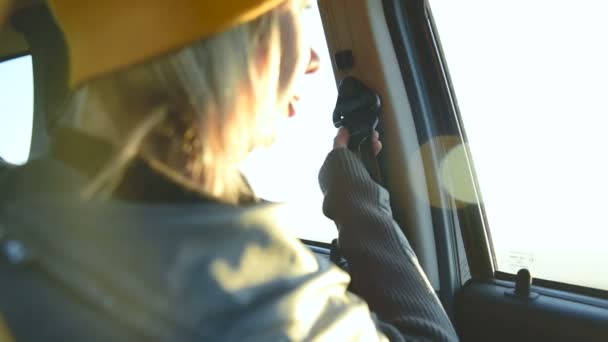 행동 여자의 클로즈업을 이탈 하기 전에 자동차에서 안전 벨트를 건다. 안전 운전 개념 — 비디오