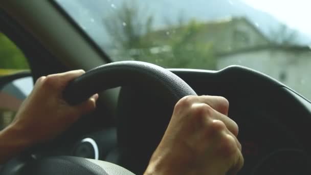 絞り開放のクローズ アップ。女の子は、国の道路で車を運転します。ステアリング ホイール上の女性手 — ストック動画