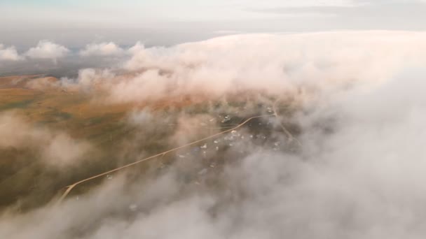 Survoler les nuages au crépuscule ou à l'aube. Voler au-dessus des nuages. Vue aérienne. Caucase du Nord 