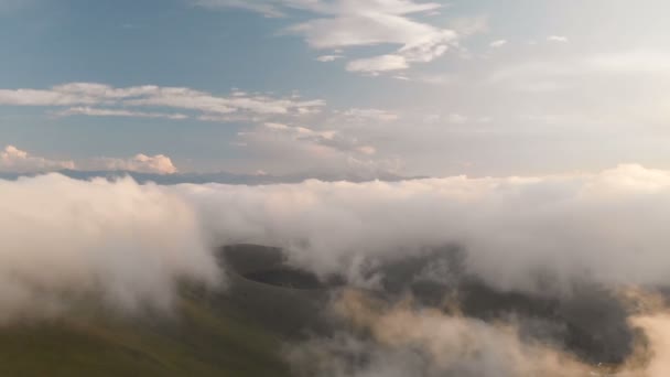 Survoler les nuages au crépuscule ou à l'aube. Voler au-dessus des nuages. Vue aérienne. Caucase du Nord — Video