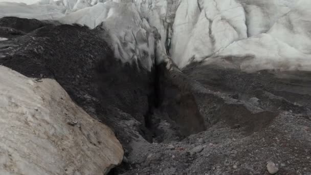 Arial görünümü buzullar üzerinde uyuyan Elbrus volkan. Buzul çatlamak buzulun görünümü açılışı ile dışarı kamera hareketi geri. Kuzey Kafkasya Rusya — Stok video