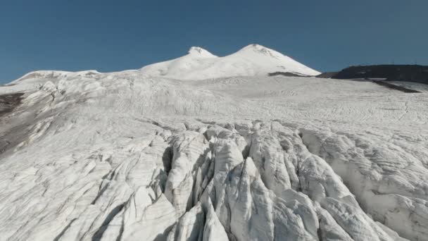 Arial nézet gleccserek a alvó Elbrus vulkán. Függőleges kamera mozgás. Észak-Kaukázusban Oroszország — Stock videók