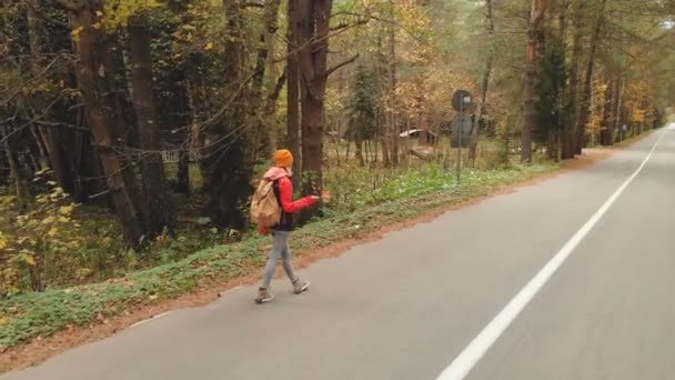 Una Joven Delgada Con Sombrero Amarillo Una Mochila Vintage Camina — Vídeo de stock