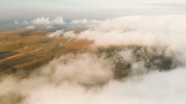 Uçan alacakaranlıkta veya şafakta bulutlar üzerinde. Bulutların üstünde uçan. Havadan görünümü. Kuzey Kafkasya