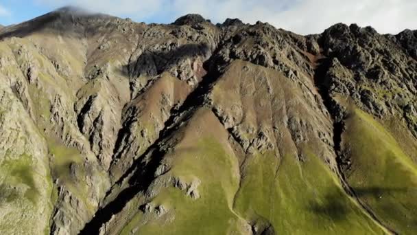 Verticale panorama van de rotsachtige muur van de bergkam. Vliegen terug uit. Noord-Kaukasus. Rusland — Stockvideo