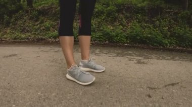 Ormanda koşu önce ince kız yakın çekim bacaklar. Düşük açılı hareket nesnenin çevresinde
