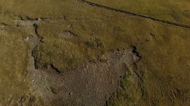 Arial görünümü dağ nehri. Sırtın kayalık duvarına dikey Panoraması. İleri uçan. Kuzey Kafkasya. Rusya