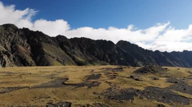 Sırtın kayalık duvarına yatay Panoraması. Uçan geri. Kuzey Kafkasya. Rusya
