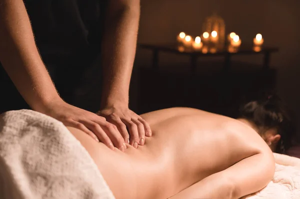 Close-up de mãos masculinas. Masseur faz massagem para a cintura de uma jovem. Reabilitação, medicina de beleza. conceito saudável — Fotografia de Stock