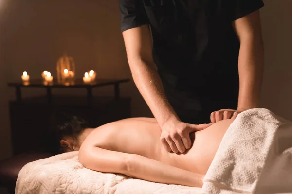 Primer plano de las manos masculinas. Masajista hace masajes para la cintura de una joven. Rehabilitación, medicina de terapia de belleza. concepto saludable —  Fotos de Stock