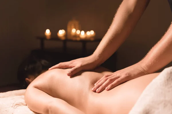Närbild av manliga händer. Massör massage för midjan av en ung flicka. Rehabilitering, skönhet behandling medicin. friska koncept — Stockfoto
