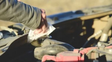 Kadın el altında başlık içeriği bir araba başlık altında sorun ortadan kalkacaktır umuduyla sürtünme Close-up