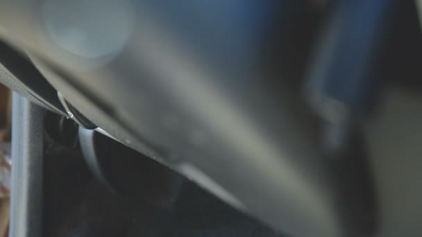 Zbliżenie dłoni dziewczyny szarpnięcia otwieracz kaptur w samochodzie — Wideo stockowe