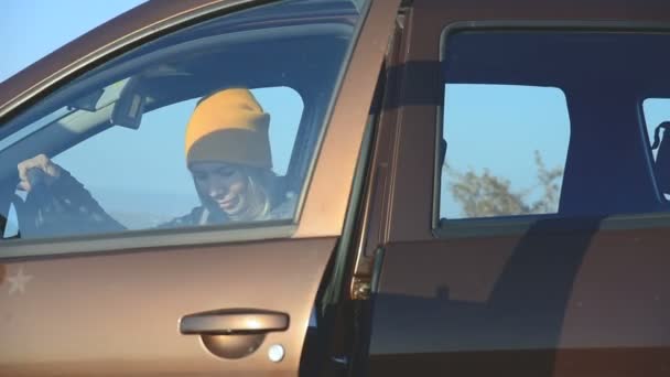 Uma garota loira encontrando uma falha em seu SUV sai do carro e abre o capô. Vista exterior — Vídeo de Stock