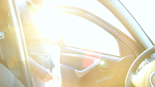 La chica entra en el coche dentro de la vista. Control de coches chica — Vídeos de Stock