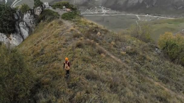 Dziewczyna blonde fotograf w kapeluszu spacery z kamerą w górach. Wąwóz Chegem północnego Kaukazu — Wideo stockowe