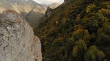 Havadan görünümü Chegem Gorge keskin rock. Kabardey-çatışmalar işgalciler Cumhuriyeti Rusya'nın. Sonbahar yaz. Keskin rock günbatımı ışınları yakınındaki hava panorama