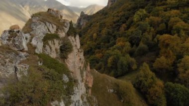 Havadan görünümü Chegem Gorge keskin rock. Kabardey-çatışmalar işgalciler Cumhuriyeti Rusya'nın. Sonbahar yaz. Keskin rock günbatımı ışınları yakınındaki hava panorama
