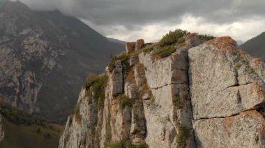 Havadan görünümü Chegem Gorge keskin rock. Kabardey-çatışmalar işgalciler Cumhuriyeti Rusya'nın. Sonbahar yaz. Keskin rock günbatımı ışınları yakınındaki hava panorama