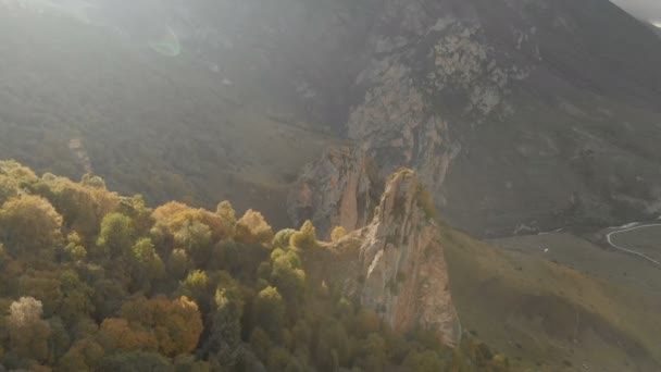 Chegem 峡谷で鋭い岩の眺め ロシアのカバルダ バルカル共和国 秋の夏 鋭い岩の夕日の光線近く空中パノラマ — ストック動画