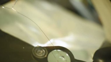 Bir erkekte profesyonel atölye Close-up arabanın ön cam üzerinde çatlaklar giderilmesinde nişanlı. Belgili tanımlık çatlamak polimer ile doldurma.