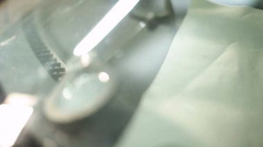 Bir erkekte profesyonel atölye Close-up arabanın ön cam üzerinde çatlaklar giderilmesinde nişanlı. Belgili tanımlık çatlamak polimer ile doldurma
