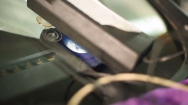 Bir erkekte profesyonel atölye Close-up arabanın ön cam üzerinde çatlaklar giderilmesinde nişanlı. Polimer UV kurutma