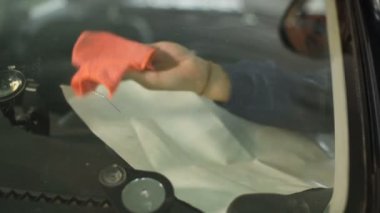 Bir erkekte profesyonel atölye Close-up arabanın ön cam üzerinde çatlaklar giderilmesinde nişanlı. Belgili tanımlık çatlamak polimer ile doldurma