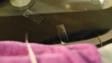Bir erkekte profesyonel atölye Close-up arabanın ön cam üzerinde çatlaklar giderilmesinde nişanlı. Belgili tanımlık çatlamak polimer ile doldurma