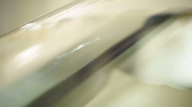 Bir erkekte profesyonel atölye Close-up arabanın ön cam üzerinde çatlaklar giderilmesinde nişanlı. Çatlamak genel bakış