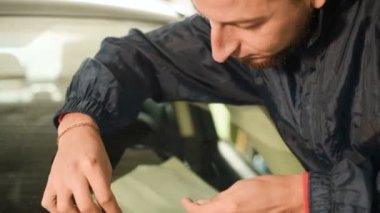 Bir erkekte profesyonel atölye Close-up arabanın ön cam üzerinde çatlaklar giderilmesinde nişanlı. Aşırı polimer arıtma