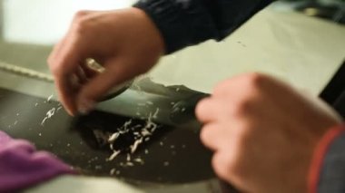 Bir erkekte profesyonel atölye Close-up arabanın ön cam üzerinde çatlaklar giderilmesinde nişanlı. Aşırı polimer arıtma