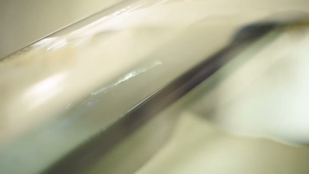Detail člověka profesionálně v dílně zabývající se eliminuje praskliny na skle automobilu. Přehled crack — Stock video