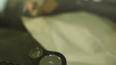 Bir erkekte profesyonel atölye Close-up arabanın ön cam üzerinde çatlaklar giderilmesinde nişanlı. Belgili tanımlık çatlamak polimer ile doldurma