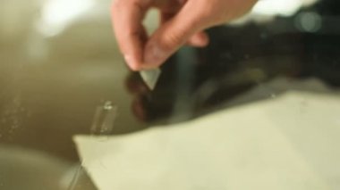 Bir erkekte profesyonel atölye Close-up arabanın ön cam üzerinde çatlaklar giderilmesinde nişanlı. Aşırı polimer arıtma