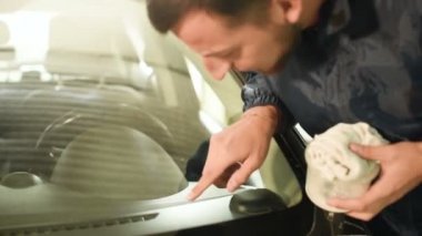Bir erkekte profesyonel atölye Close-up arabanın ön cam üzerinde çatlaklar giderilmesinde nişanlı. Belgili tanımlık çatlamak polimer ile doldurma