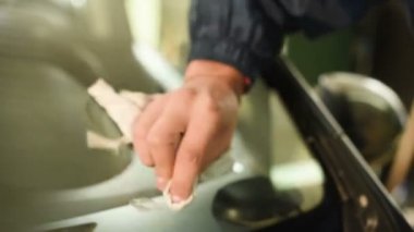Bir erkekte profesyonel atölye Close-up arabanın ön cam üzerinde çatlaklar giderilmesinde nişanlı. Belgili tanımlık çatlamak polimer ile doldurma