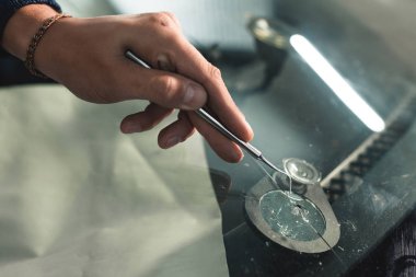 Otomobil eş işçi tespit ve onarım ön cam veya otomatik servis istasyonu garaj bir otomobilin camını kapat