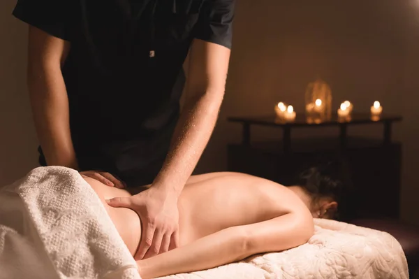 Close-up van mannelijke handen. Masseur massage voor de taille van een jong meisje. Rehabilitatie, schoonheid therapie geneeskunde. gezonde concept — Stockfoto