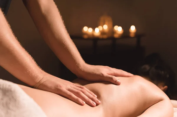 Close-up de mãos masculinas. Masseur faz massagem para a cintura de uma jovem. Reabilitação, medicina de beleza. conceito saudável — Fotografia de Stock