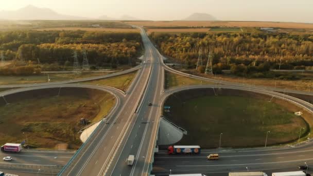 Vista aérea. Autopista y paso elevado con coches y camiones. El cruce de carreteras es un cruce de dos niveles fuera de la ciudad. Vista desde arriba — Vídeo de stock