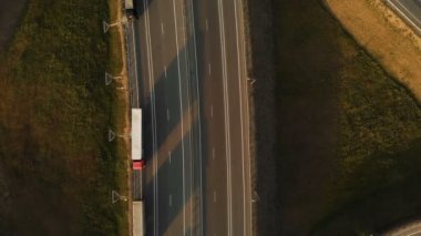 Havadan görünümü. Otoyol ve Üstgeçit ile otomobil ve kamyon. Yol kavşağı iki katmanlı yol kavşağı şehir dışında olduğunu. Yukarıdan görüntülemek