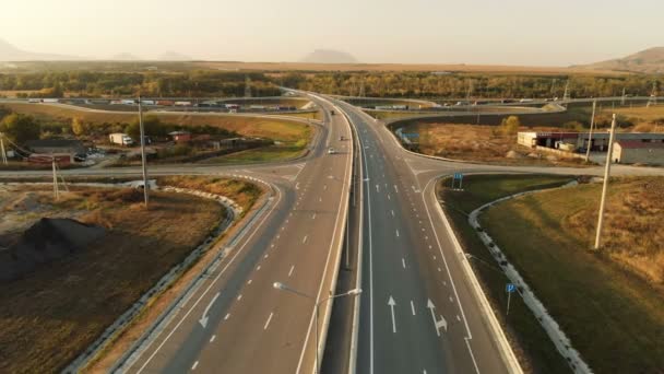 Luftaufnahme. Autobahn und Überführung mit Autos und Lastwagen. Die Straßenkreuzung ist eine zweistufige Straßenkreuzung außerhalb der Stadt. Blick von oben — Stockvideo