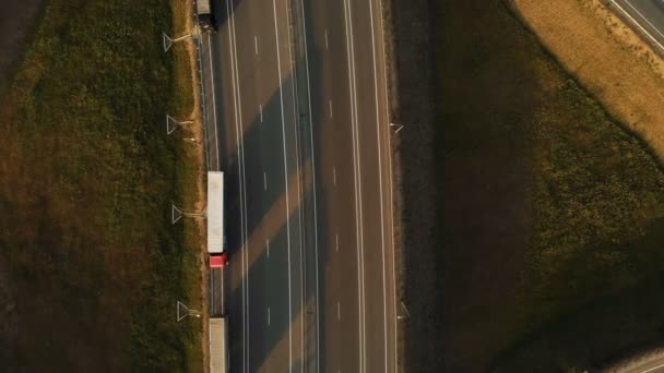 Luftaufnahme. Autobahn und Überführung mit Autos und Lastwagen. Die Straßenkreuzung ist eine zweistufige Straßenkreuzung außerhalb der Stadt. Blick von oben — Stockvideo