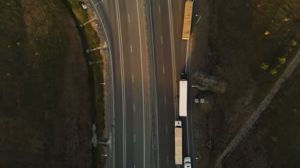 Vista aérea. Autopista y paso elevado con coches y camiones. El cruce de carreteras es un cruce de dos niveles fuera de la ciudad. Vista desde arriba — Vídeos de Stock