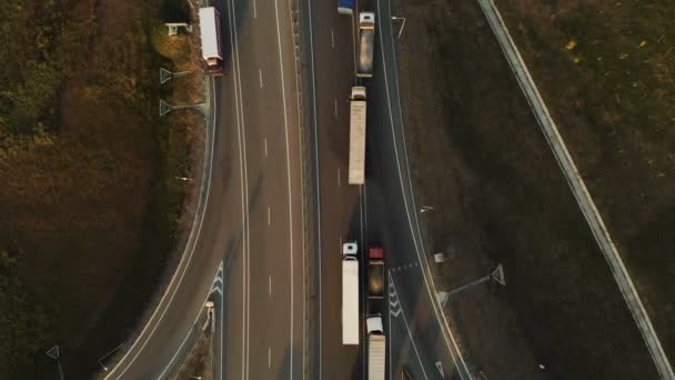 Vista aérea. Auto-estrada e viaduto com carros e caminhões. A junção rodoviária é uma junção rodoviária de dois níveis fora da cidade. Vista de cima — Vídeo de Stock